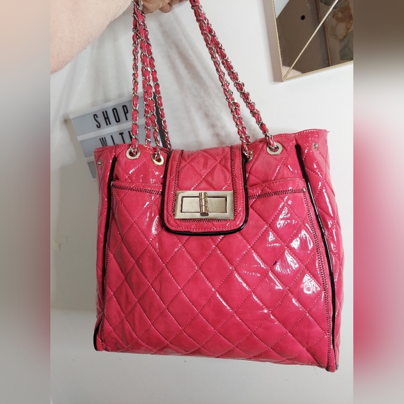 Large pink lock purse with quilted design and chain handles - Picture 5 of 14